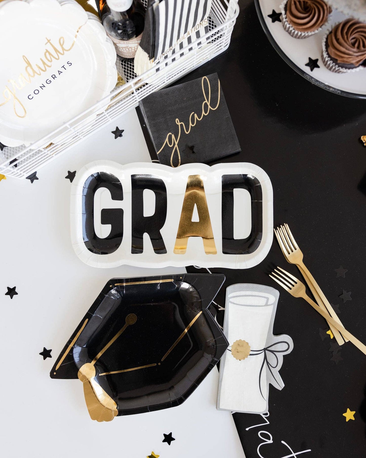 GRAD Shaped Paper Plates 8ct
