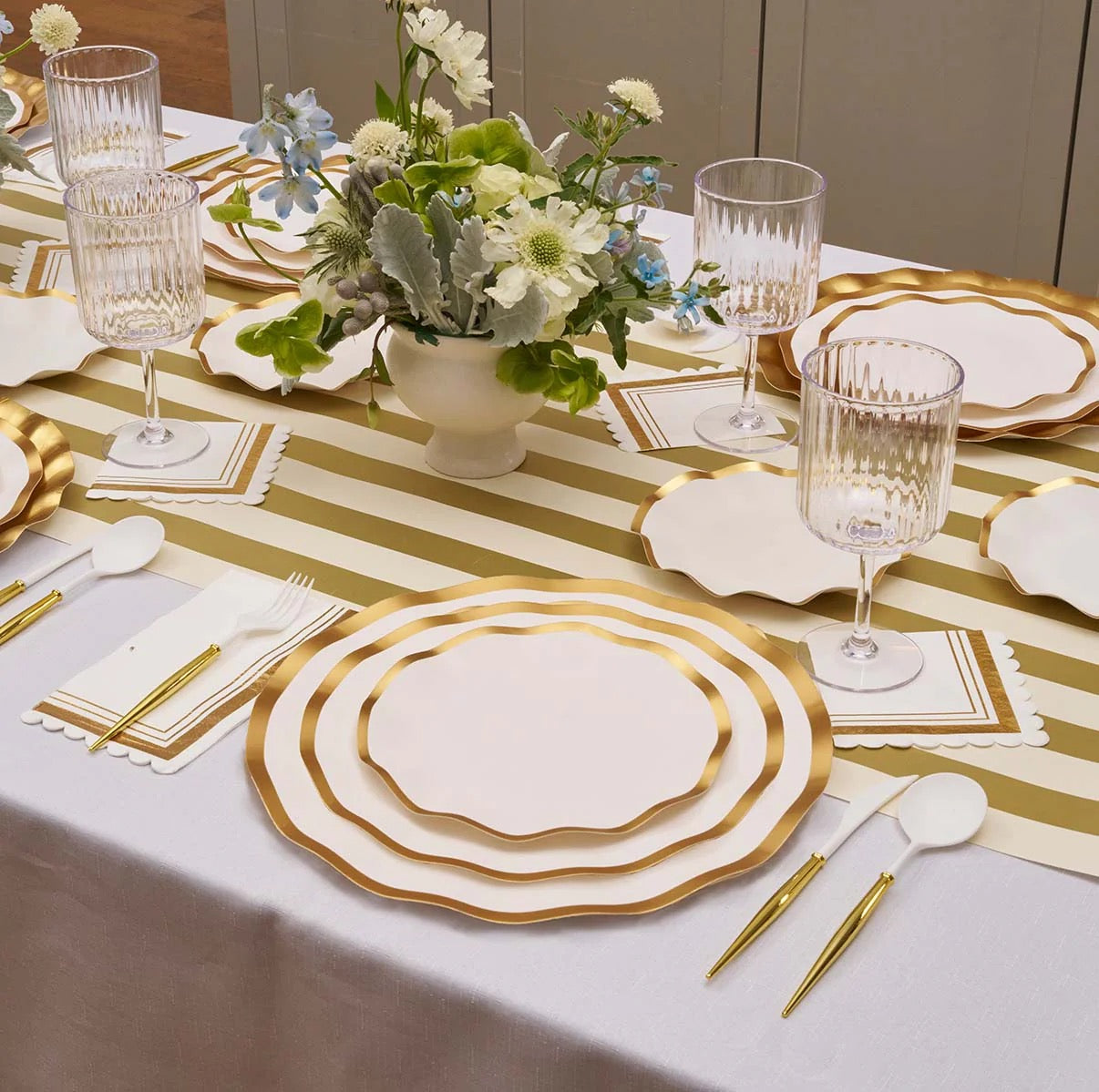 Wavy Paper Charger Gold & White 8pk