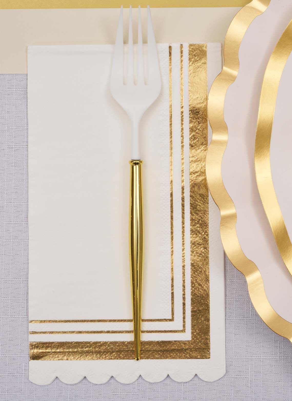 Gold + White Scalloped Dinner Napkins 20ct