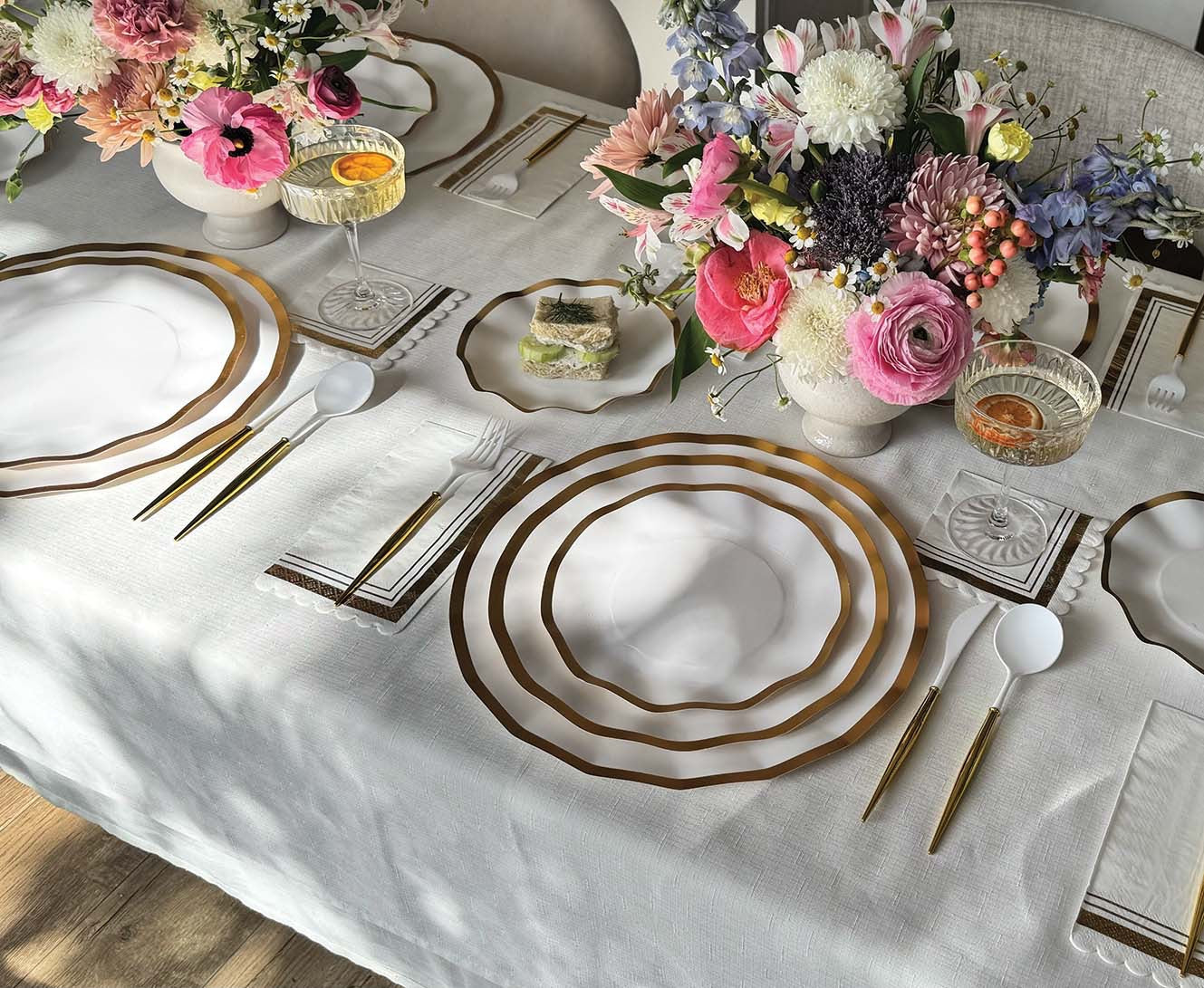 Wavy Paper Charger Gold & White 8pk