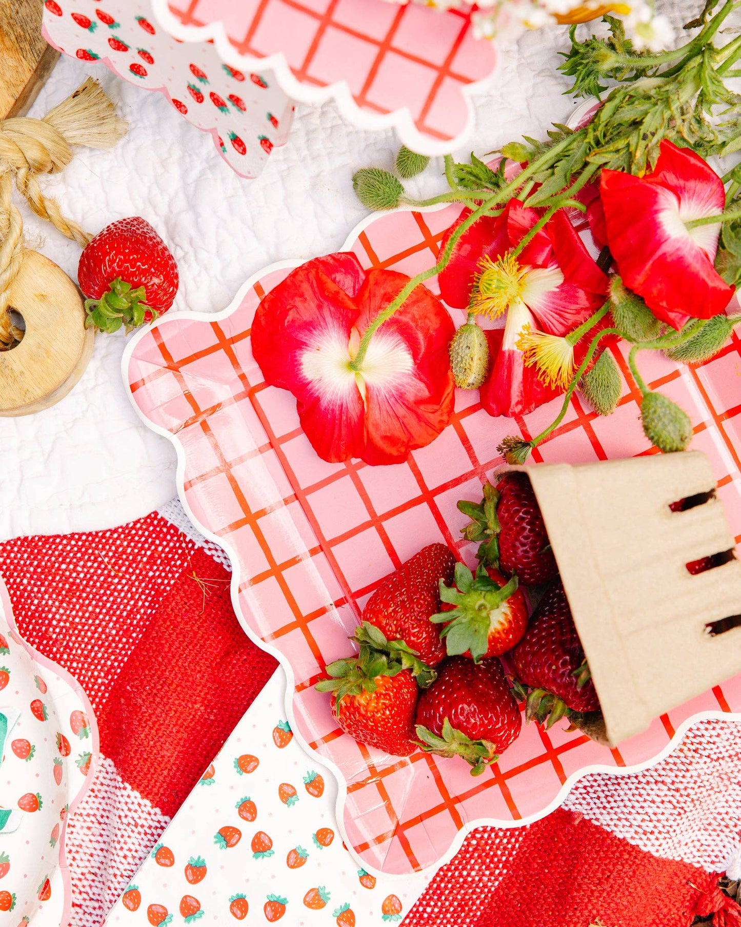Red and Pink Grid Scallop Square Plates 8ct