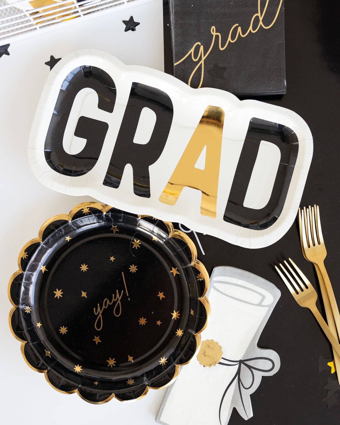 GRAD Shaped Paper Plates 8ct